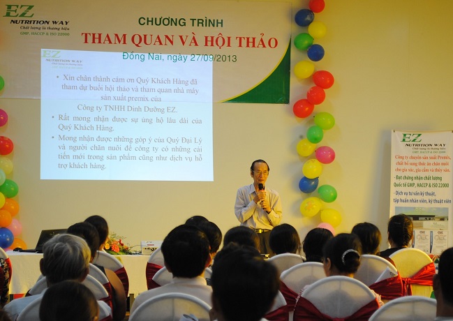 Giảng viên trường ĐH Nông Lâm TP.HCM đang tư vấn dinh dưỡng